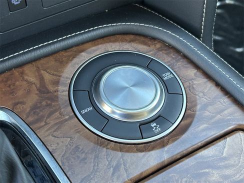 Used 2023 Nissan Armada SL image 25