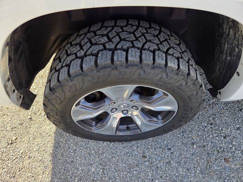 Used 2022 RAM 1500 Laramie AWD/4WD image 18