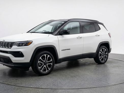 Used 2025 Jeep Compass Trailhawk AWD/4WD image 3
