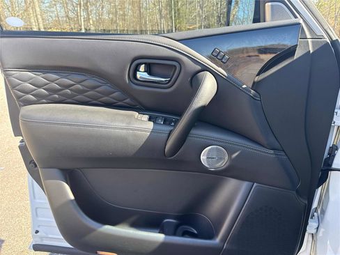 Used 2024 INFINITI QX80 Sensory image 9