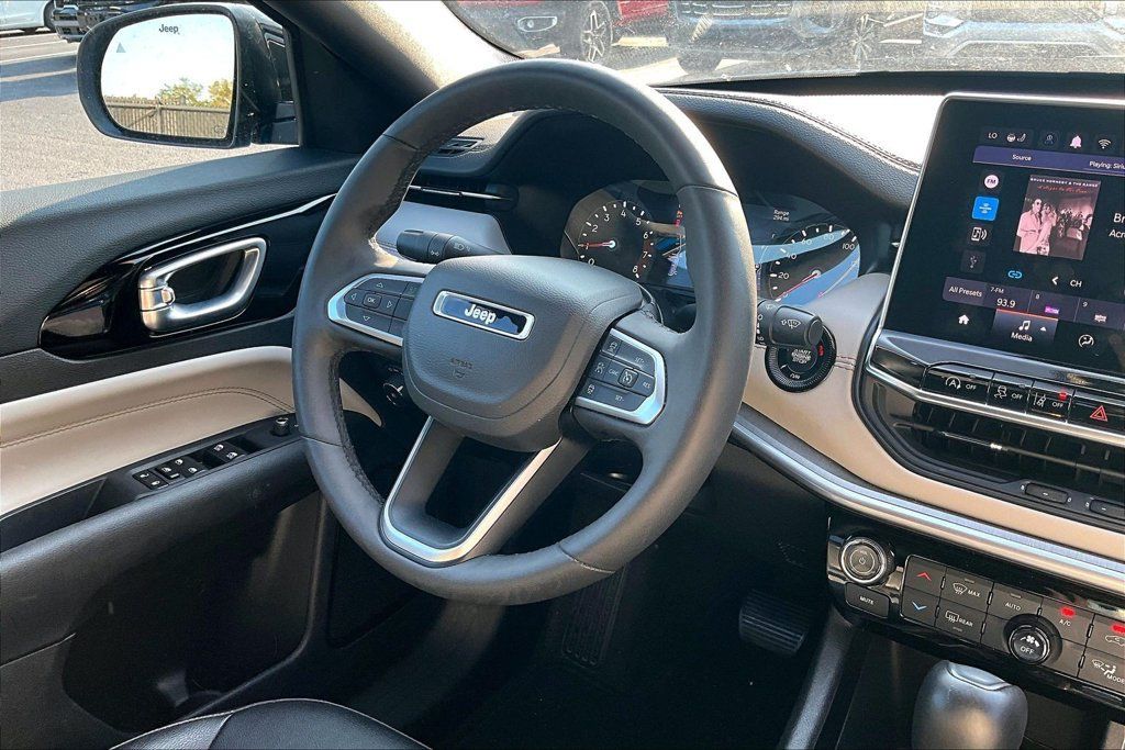 Used 2025 Jeep Compass Limited AWD/4WD image 17