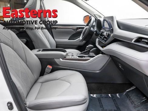 Used 2024 Toyota Highlander Platinum AWD/4WD image 29