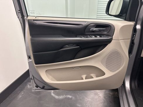 Used 2019 Dodge Grand Caravan SXT FWD image 16