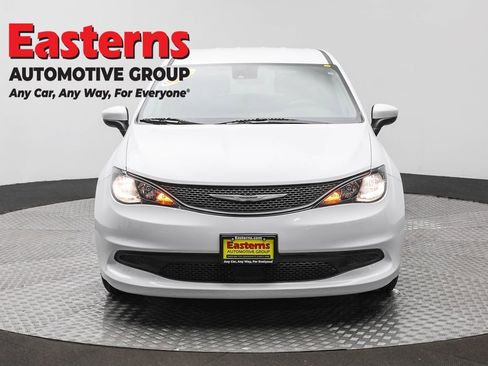 Used 2023 Chrysler Voyager LX image 2