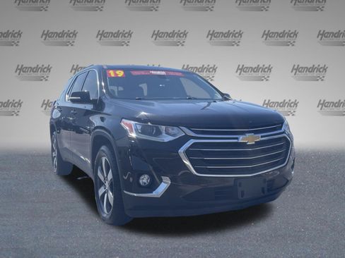 Used 2019 Chevrolet Traverse LT w/ LT Premium Package AWD/4WD image 3