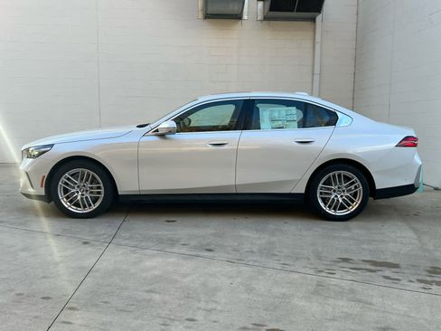 Used 2025 BMW 530i xDrive 530i xDrive w/ Premium Package image 5