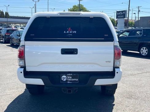Used 2021 Toyota Tacoma TRD Off-Road w/ Technology Package AWD/4WD image 10