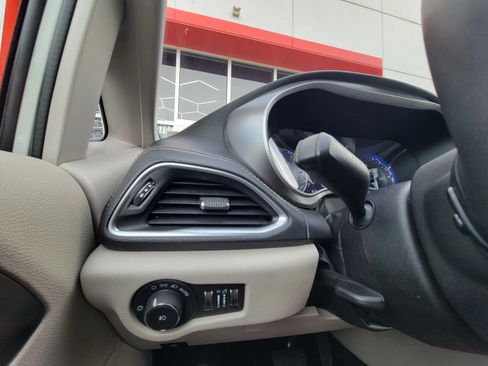 Used 2024 Chrysler Pacifica Touring-L FWD image 12