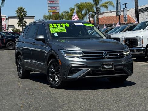 Used 2023 Volkswagen Tiguan SE w/ Panoramic Sunroof Package FWD image 2