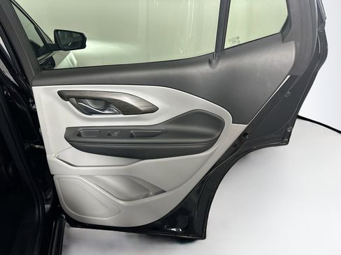 Used 2024 GMC Terrain SLE image 27