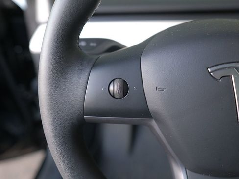 Used 2023 Tesla Model 3 Standard Range image 15