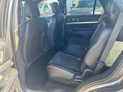 Used 2019 Ford Explorer XLT w/ Equipment Group 202A AWD/4WD image 18