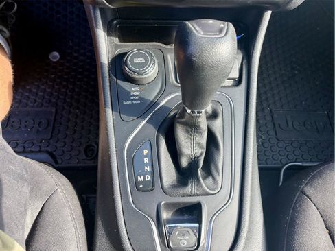 Used 2020 Jeep Cherokee Latitude w/ Cold Weather Group AWD/4WD image 17