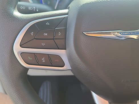 Used 2018 Chrysler Pacifica Touring Plus w/ Tire & Wheel Group FWD image 29