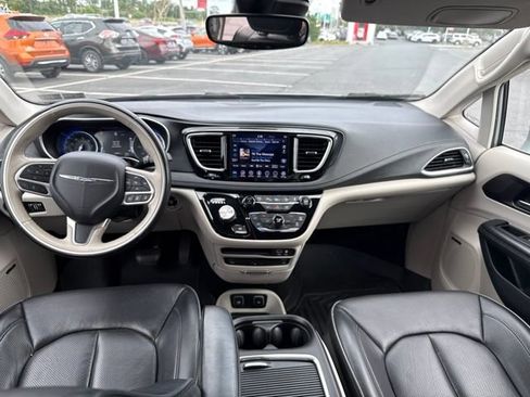 Used 2020 Chrysler Pacifica Limited w/ Tire & Wheel Group FWD image 14