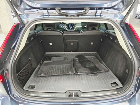 Used 2022 Volvo V60 T5 Cross Country image 27