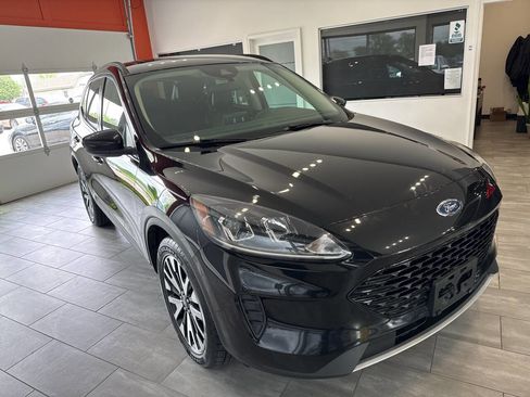 Used 2020 Ford Escape SE Sport image 3