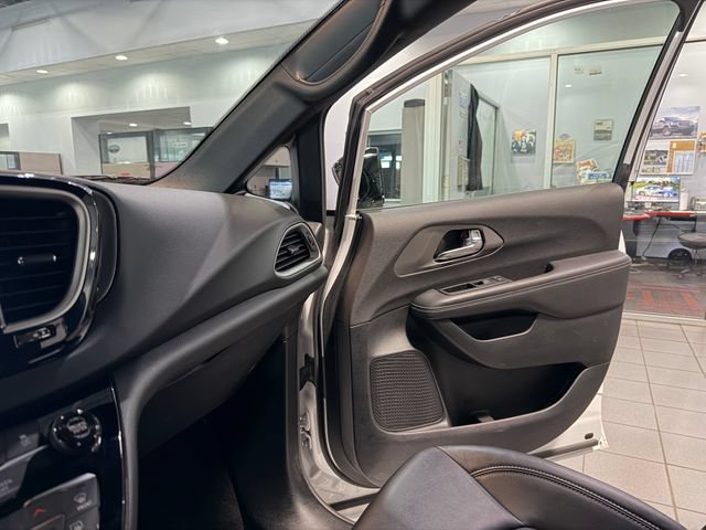 Used 2026 Chrysler Pacifica Select FWD image 25