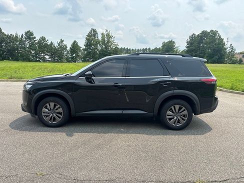 Used 2025 Nissan Pathfinder SV FWD image 4