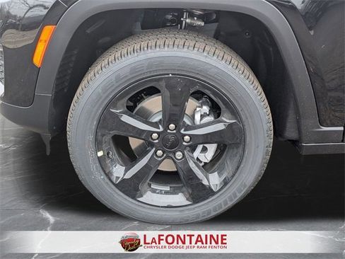 New 2025 Jeep Grand Cherokee Altitude image 33