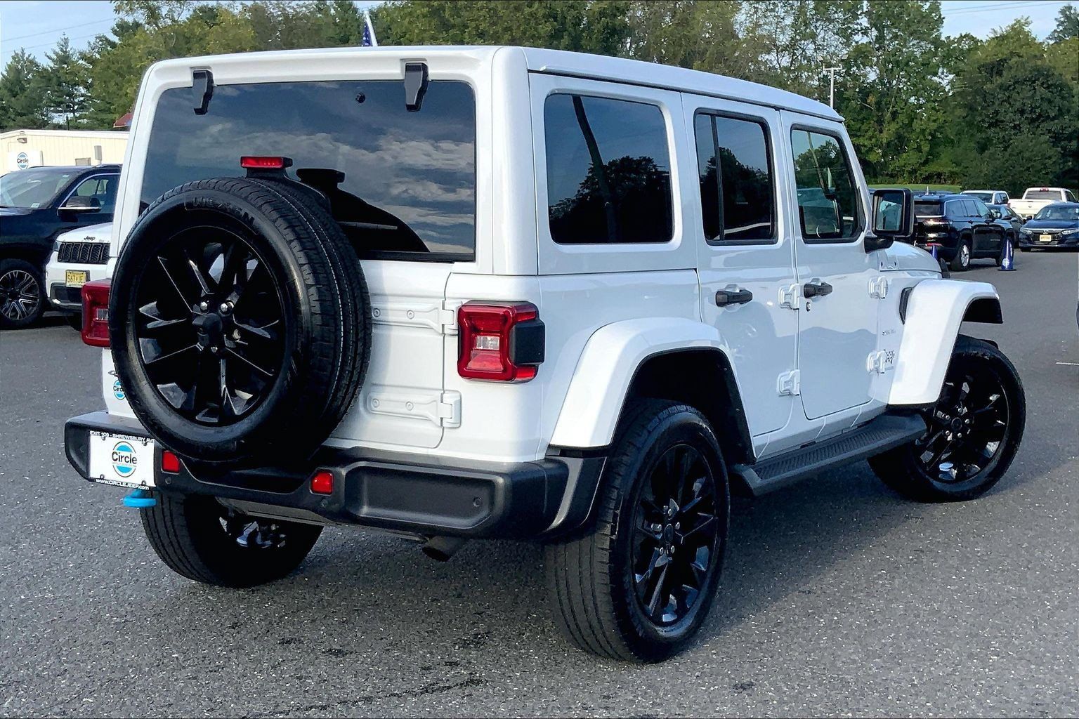 Used 2024 Jeep Wrangler Unlimited Sahara w/ Technology Group AWD/4WD image 12