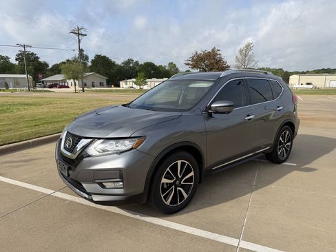 Used 2018 Nissan Rogue SL w/ Premium Package image 2