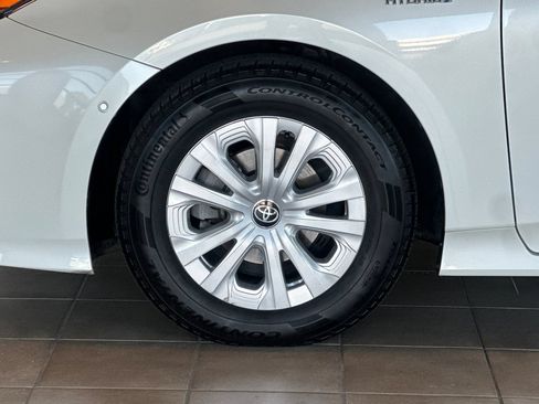 Certified 2020 Toyota Prius LE FWD image 26