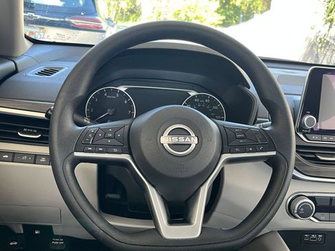 Used 2025 Nissan Altima 2.5 SV FWD image 29