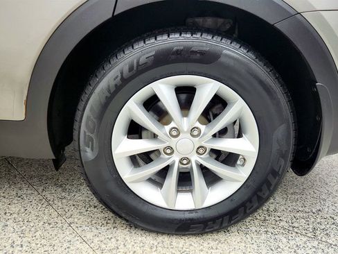 Used 2017 Kia Sorento LX w/ LX Convenience Package image 9