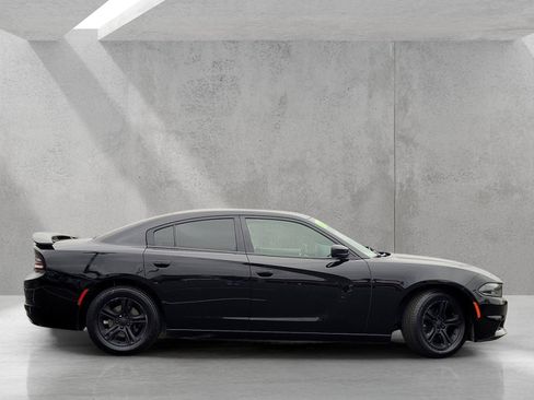 Used 2022 Dodge Charger SXT w/ Leather Interior Group RWD image 4