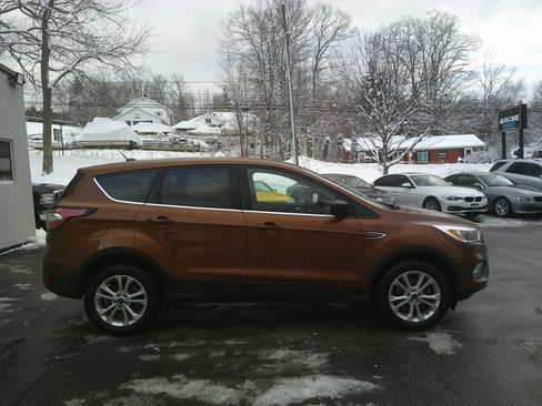 Used 2017 Ford Escape SE w/ SE Cold Weather Package image 4