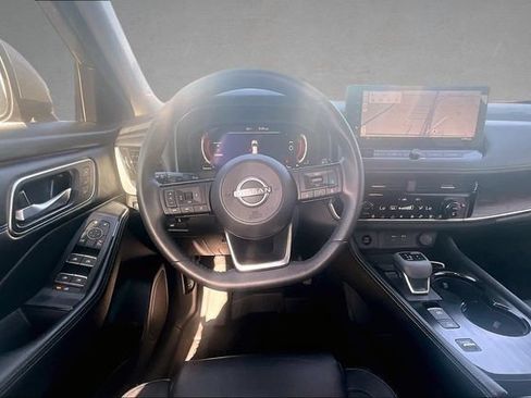 Used 2024 Nissan Rogue Platinum FWD image 3