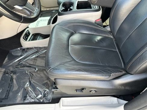 Used 2020 Chrysler Pacifica Touring-L Plus FWD image 24