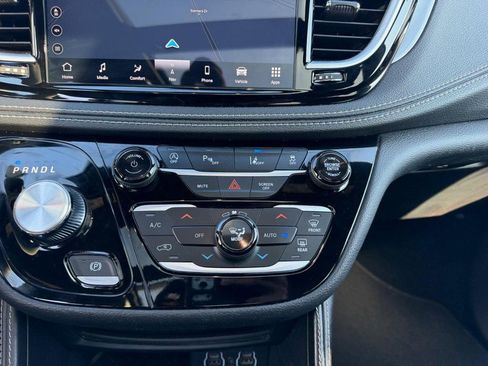 Used 2025 Chrysler Pacifica Limited FWD image 18