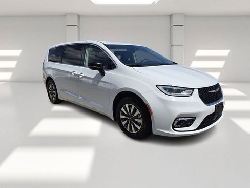 Certified 2024 Chrysler Pacifica Limited FWD image 7