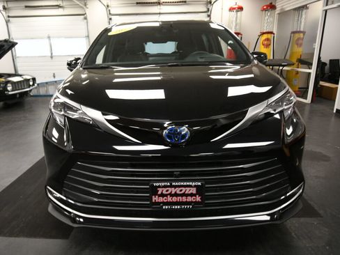 Used 2025 Toyota Sienna Platinum AWD/4WD image 3