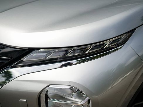 Used 2023 Mitsubishi Outlander LE image 3