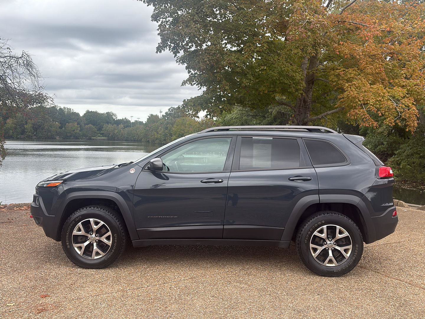 Used 2016 Jeep Cherokee Trailhawk w/ Leather Interior Group AWD/4WD image 10