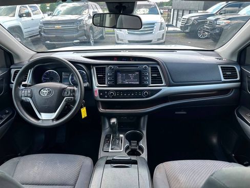 Used 2019 Toyota Highlander LE FWD image 16