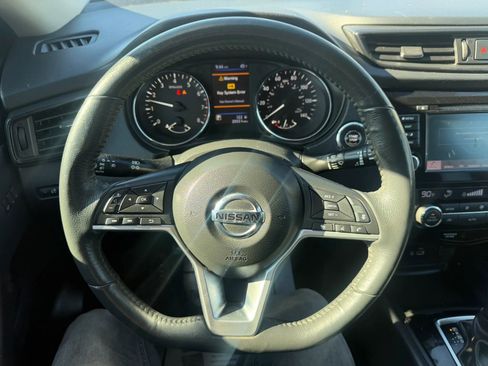 Used 2018 Nissan Rogue SV w/ Premium Package image 10