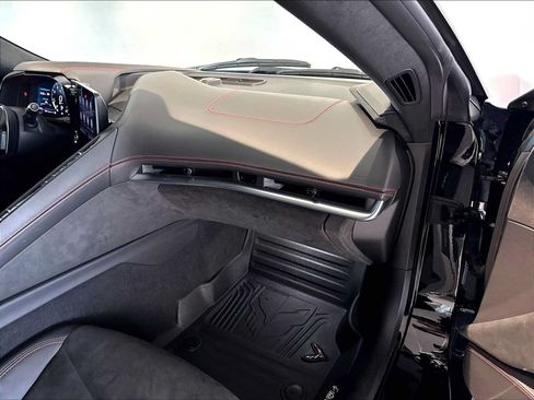 Used 2022 Chevrolet Corvette Stingray Premium Cpe w/ Z51 Performance Package RWD image 22
