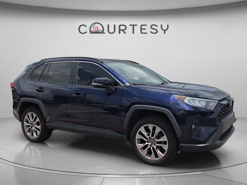 Used 2019 Toyota RAV4 XLE Premium FWD image 3