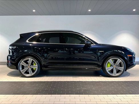 Used 2023 Porsche Cayenne Turbo S image 11