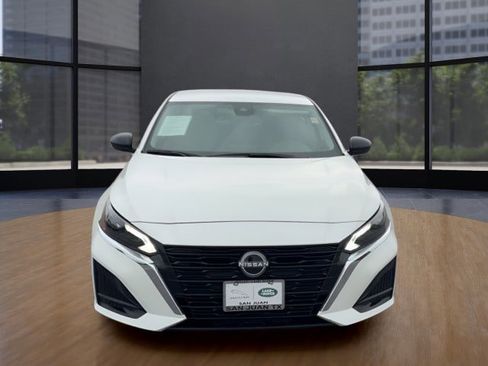 Used 2025 Nissan Altima 2.5 SV FWD image 2