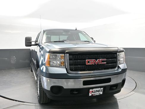 Used 2011 GMC Sierra 2500 SLE w/ Convenience Package AWD/4WD image 2