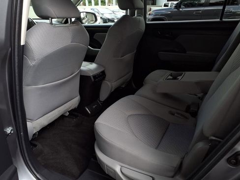 Used 2023 Toyota Highlander L AWD/4WD image 18