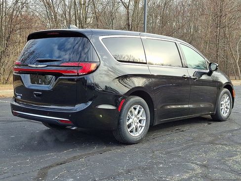 New 2026 Chrysler Pacifica Select image 4