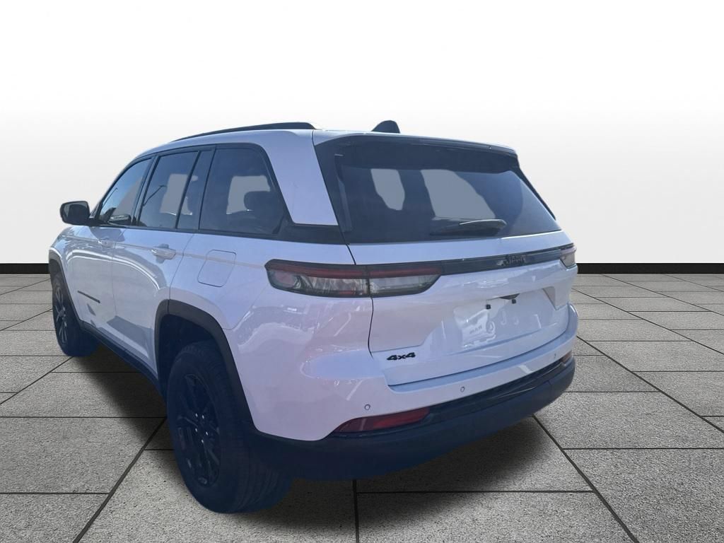 Used 2025 Jeep Grand Cherokee Altitude AWD/4WD image 7