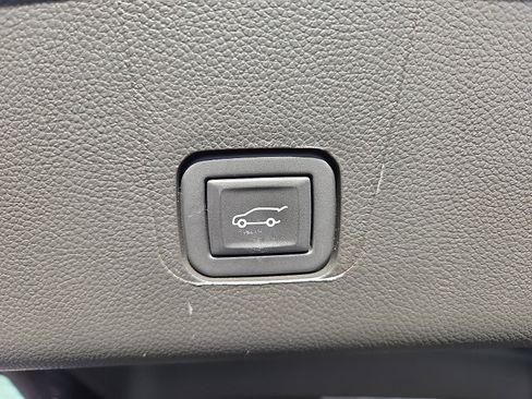 Certified 2023 Chevrolet Traverse LT w/ LT Premium Package image 38