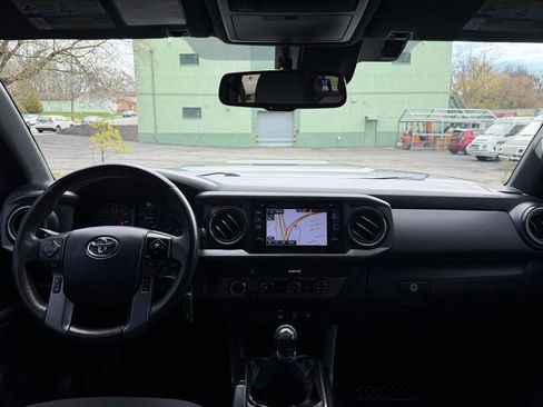 Used 2018 Toyota Tacoma TRD Sport AWD/4WD image 21